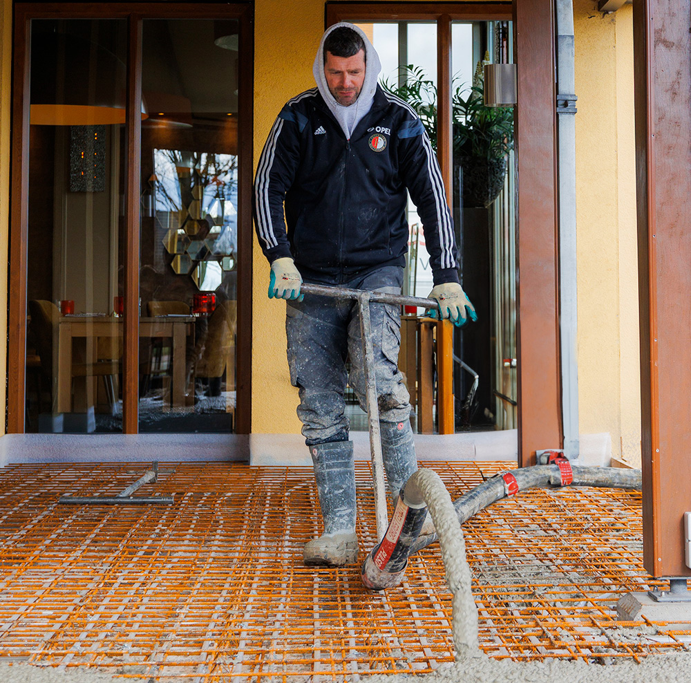 Ed aan het werk bij een betonstort